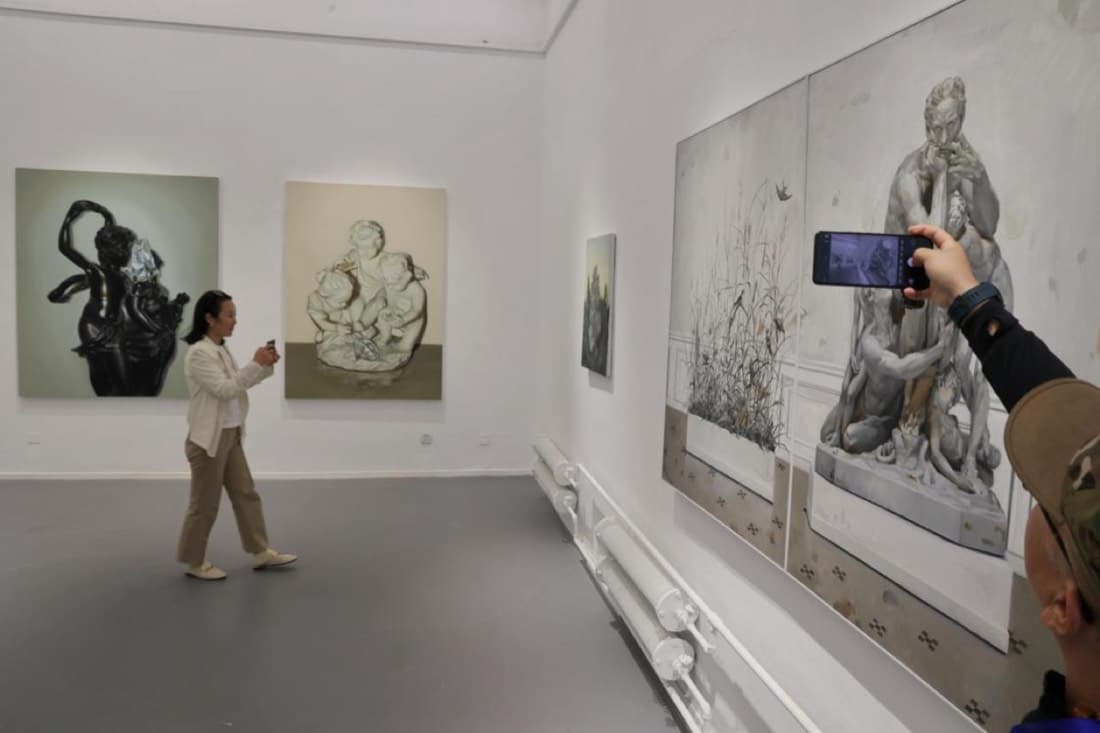 The best contemporary-art day leaves time for galleries, coffee, walking, and surprise exhibitions.
