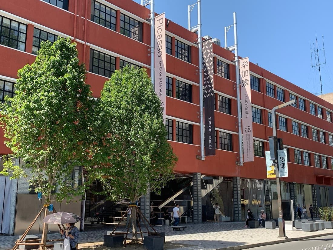 798 works best when you treat it as an art district with anchors, side discoveries, cafes, and industrial space.