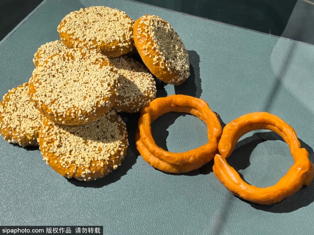 Jiaoquan makes douzhi easier: the crunch and oil give the sour drink something to lean on.