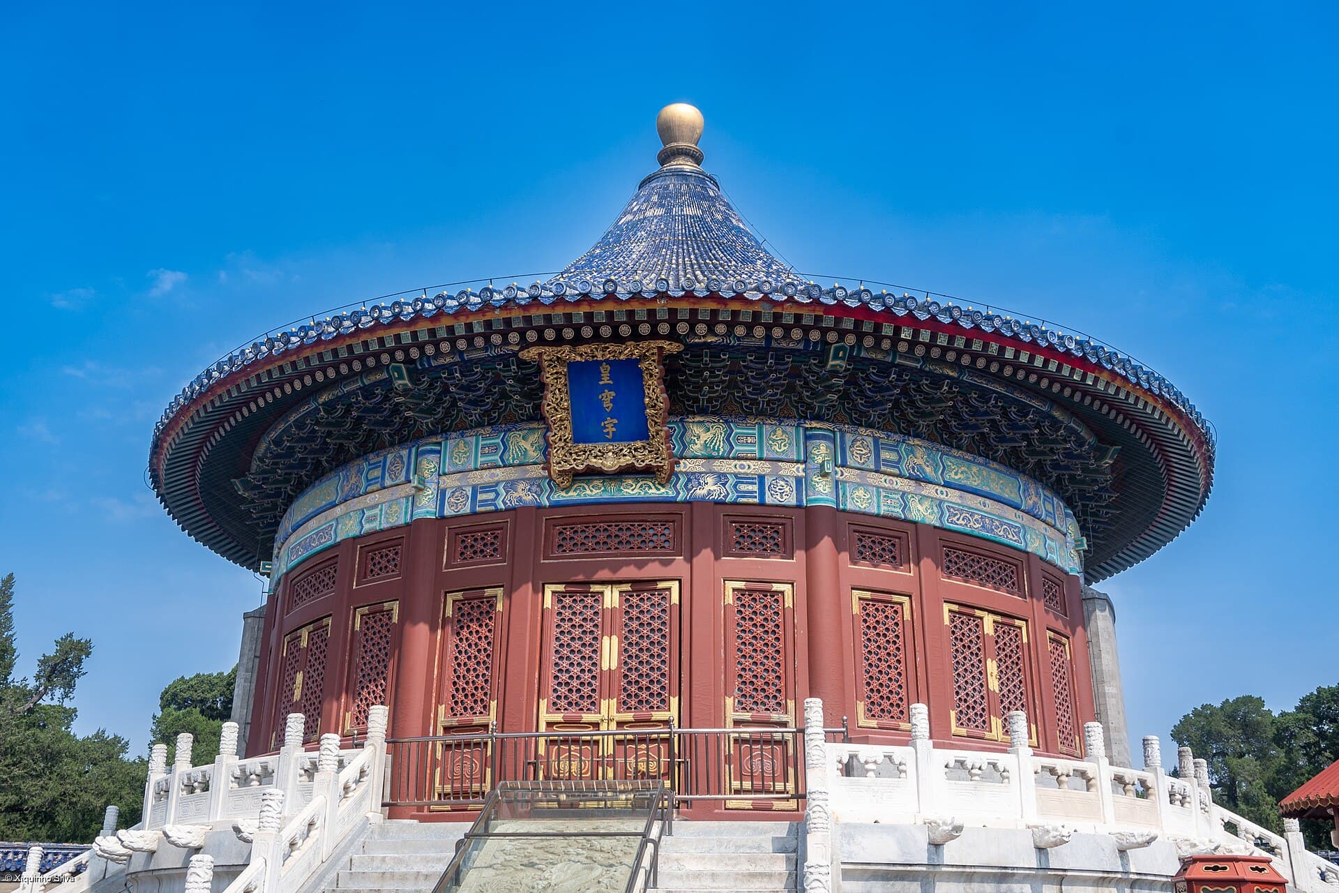 The best visit combines ceremonial architecture with a slow walk through the park.
