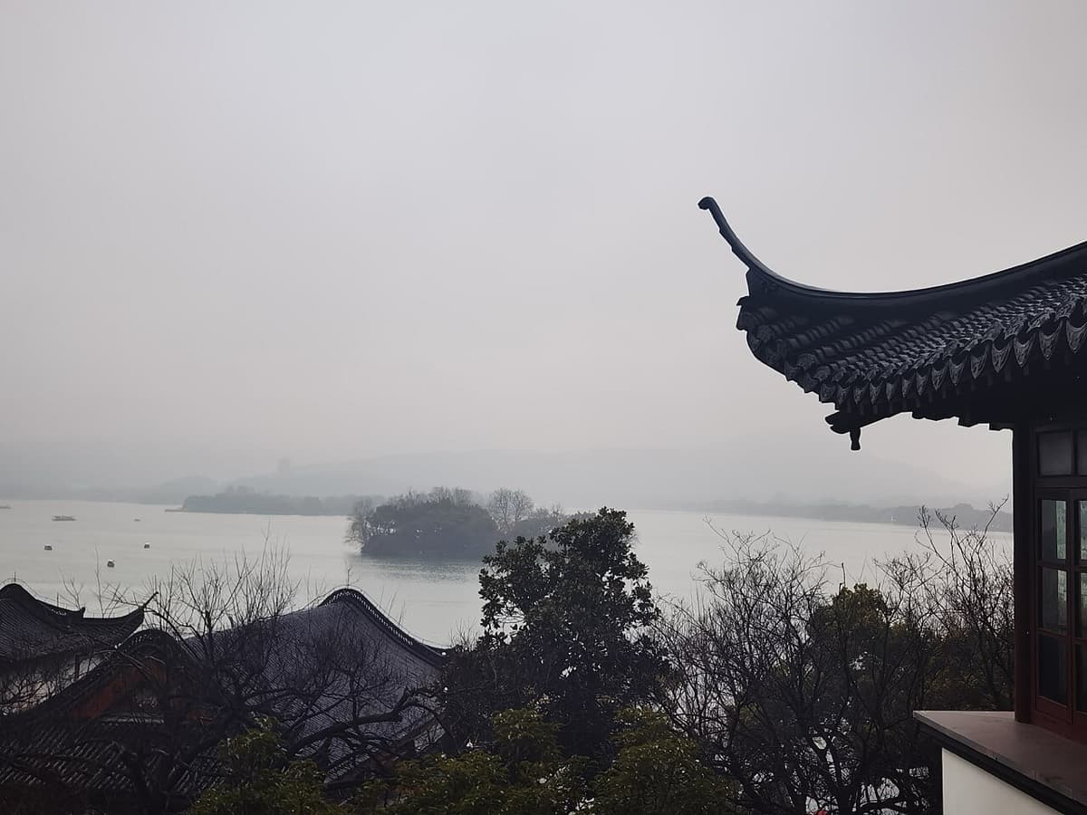 Winter West Lake is quieter and more atmospheric, especially for travelers who dislike peak-season crowds.