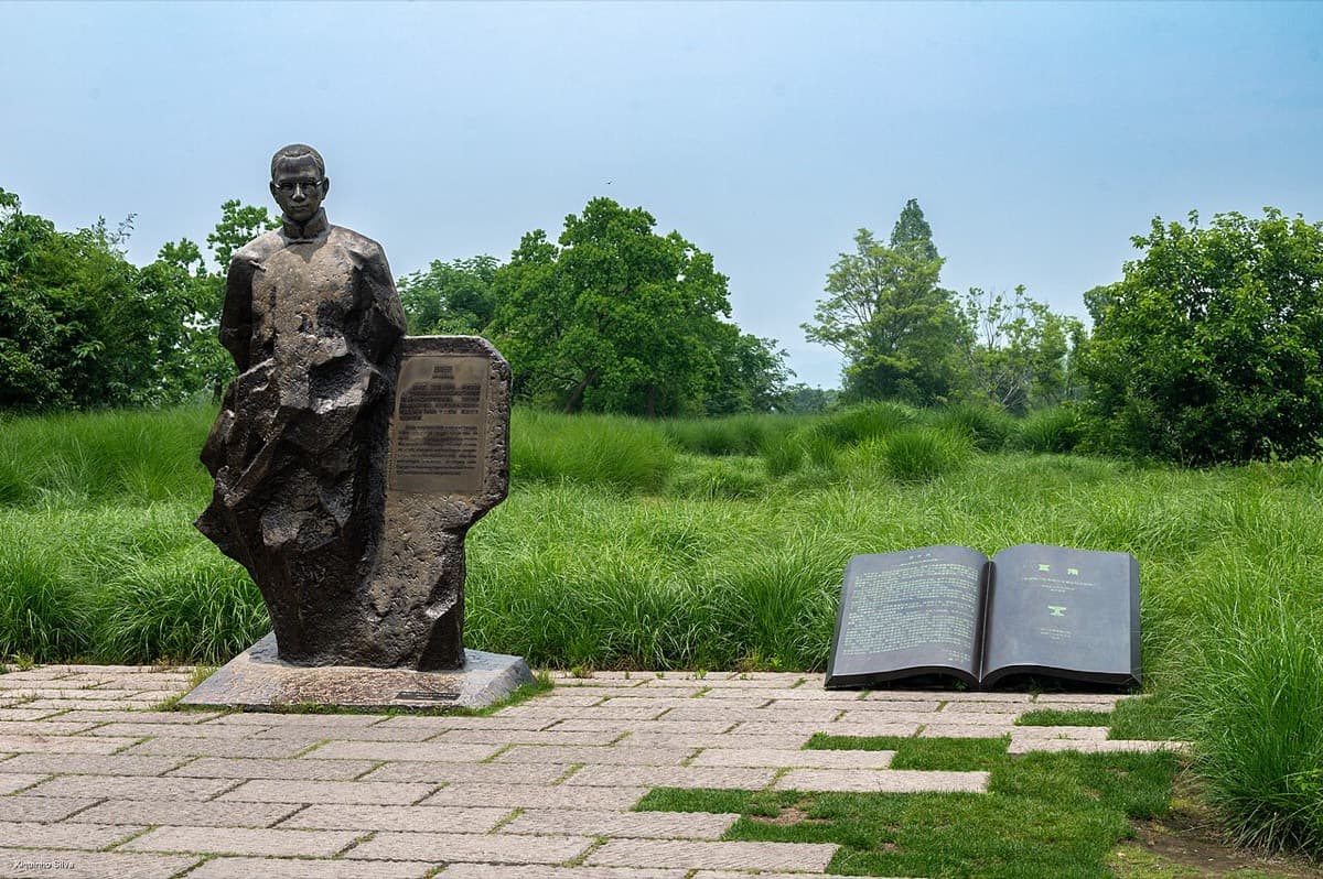 Liangzhu adds an ancient-civilization layer to a trip that otherwise centers on West Lake and temples.