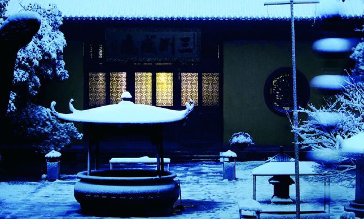 Jingci Temple adds the temple-and-bell layer to the Leifeng sunset route.
