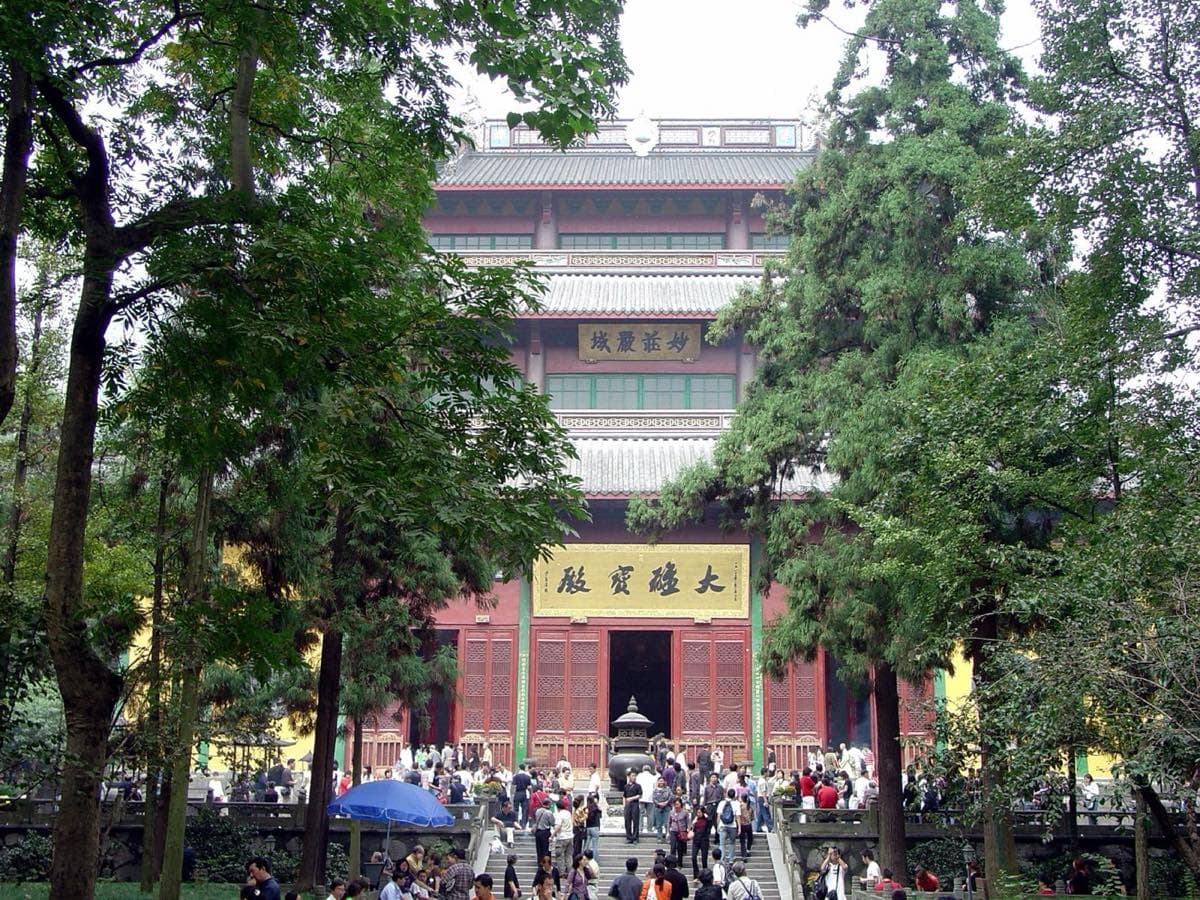 Lingyin is easier to enjoy when the reservation is solved before you enter the scenic valley.