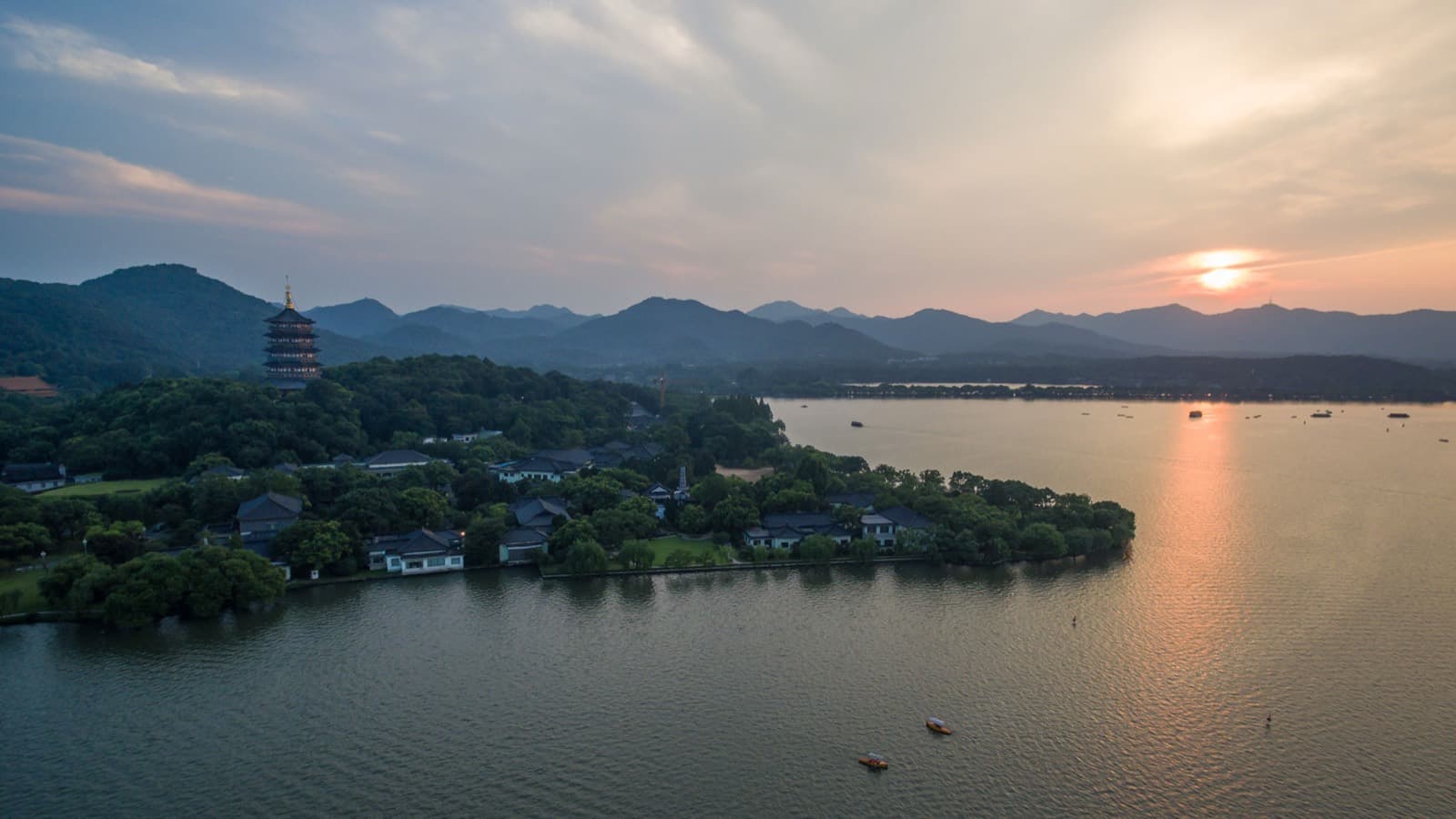 The southern shore is one of the easiest ways to understand why Leifeng Pagoda became a sunset icon.