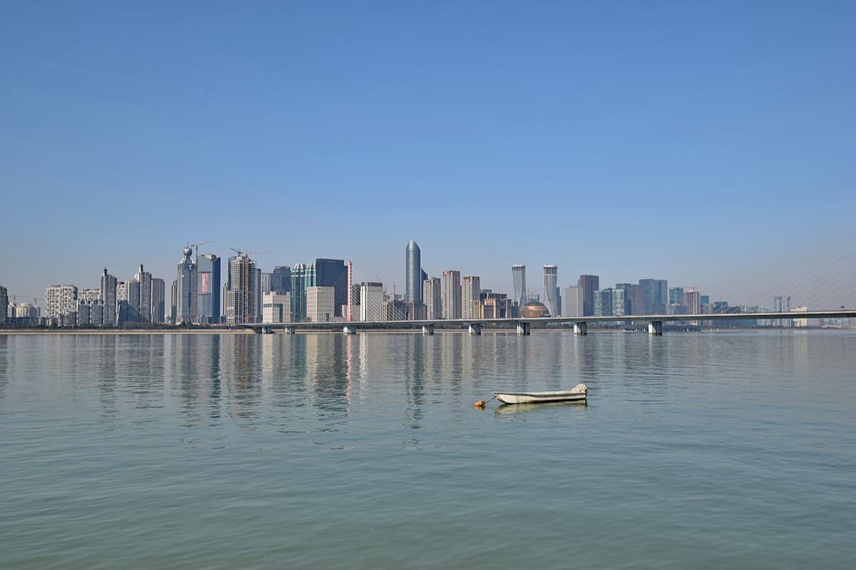 Qianjiang New City suits business travelers and modern-hotel lovers more than lake-first romantics.