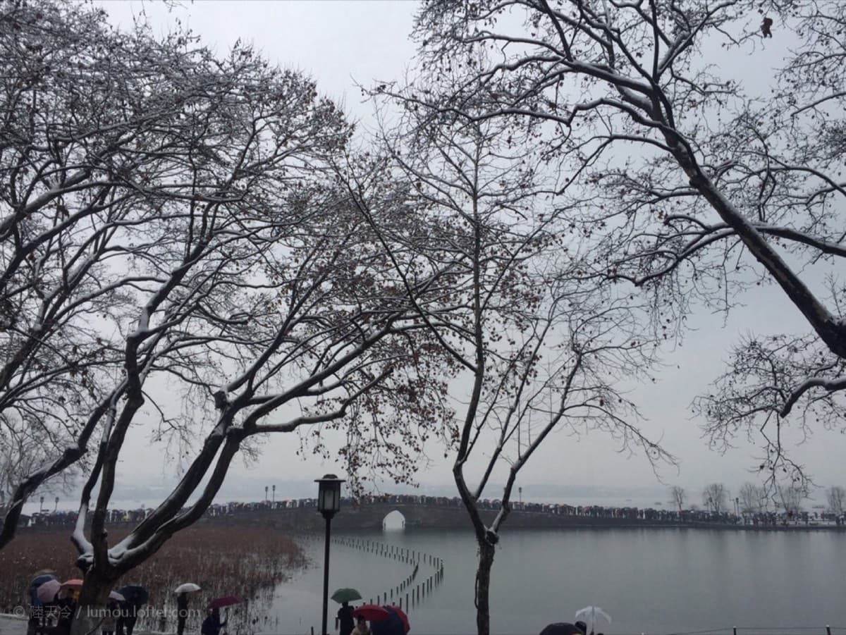Broken Bridge is the classic first-meeting location in the White Snake story.