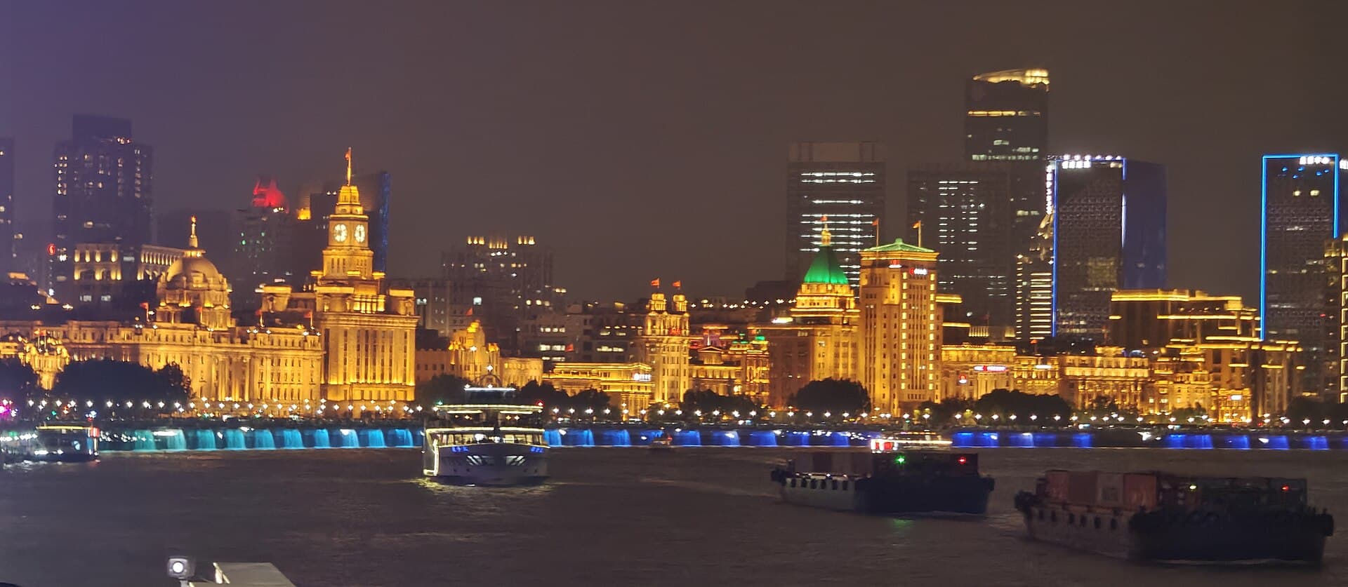 Evening is the classic Bund moment, but clear weather and crowd timing make a big difference.