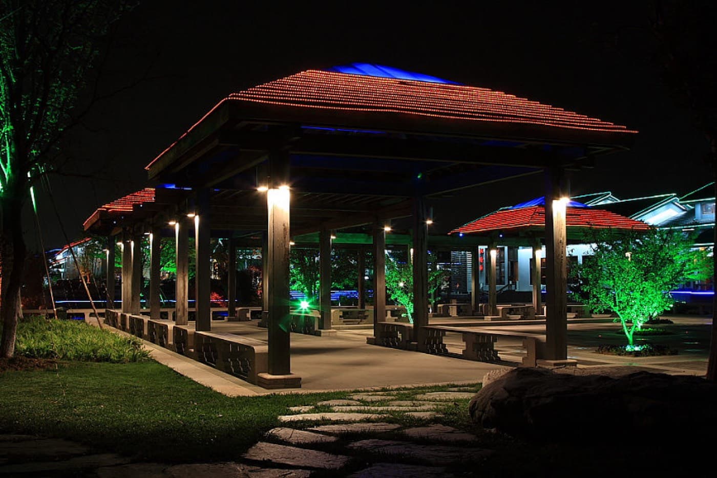 Li Gong Di is one of the easiest places to turn dinner into a lakeside night walk.
