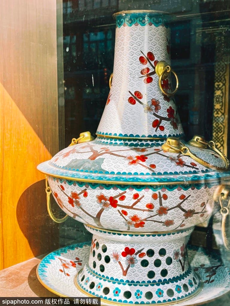 The copper pot is not decoration. It is the visual signal that you are eating the old Beijing version.