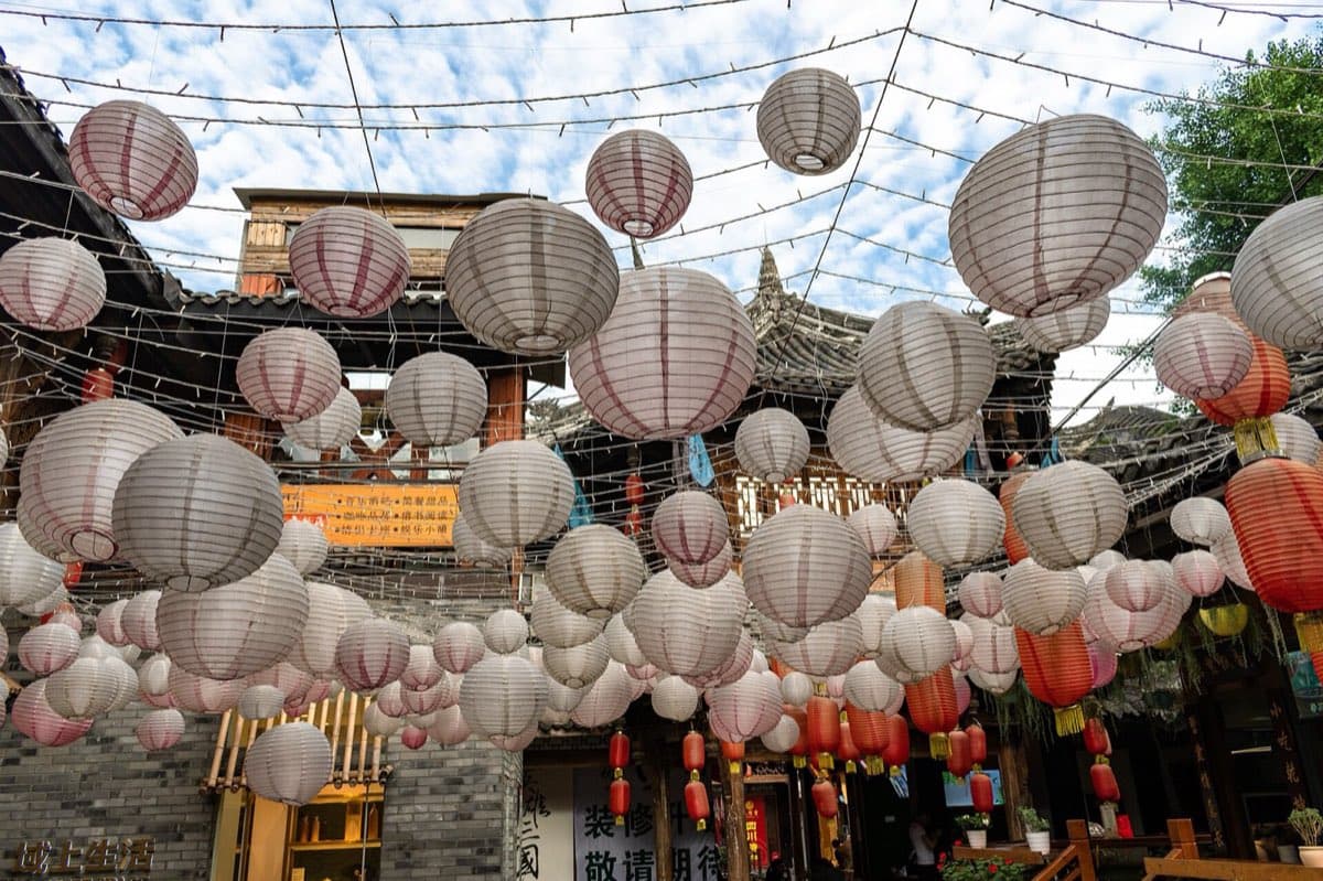 Jinli works best as atmosphere after the slower history of Wuhou Shrine.