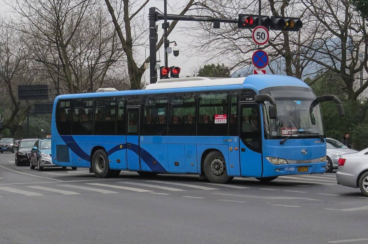 Hangzhou buses can be the missing link between scenic spots that the metro does not reach neatly.