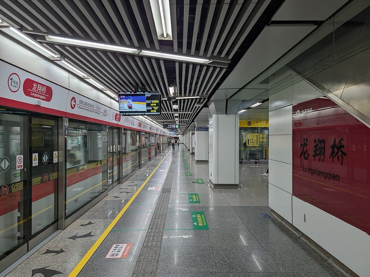 Longxiangqiao is one of the key practical gateways for the Hubin and West Lake east-side area.