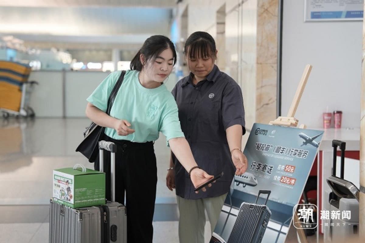 Easy Go is built around quick QR-code booking and station, airport, and hotel luggage movement.