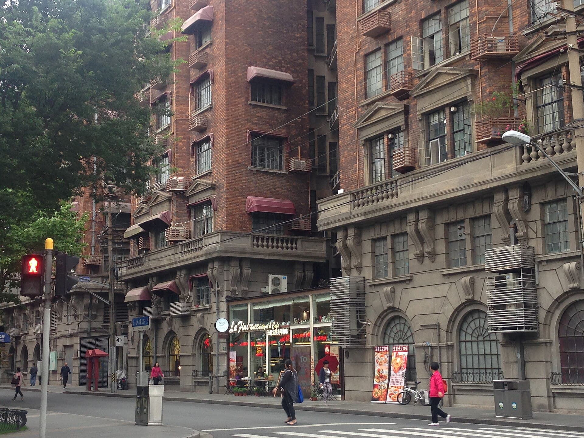 The area north of Wukang Mansion is better for slow observation than checklist sightseeing.