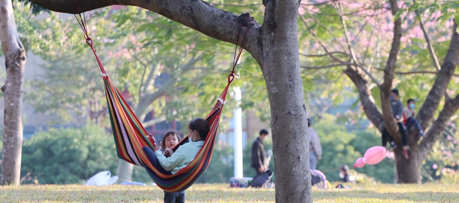 The park's everyday life keeps the skyline from feeling too abstract.