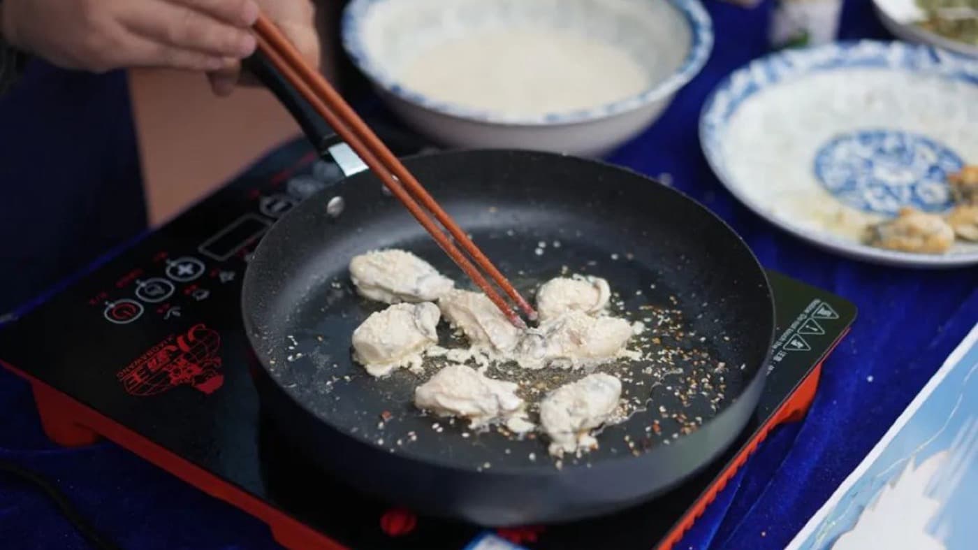 For travelers, cooked oysters are usually the safer and more comfortable way to taste the local specialty.