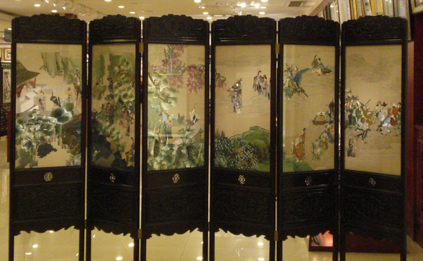 Workshop and display settings help connect Su Xiu's finished beauty to patient handwork.